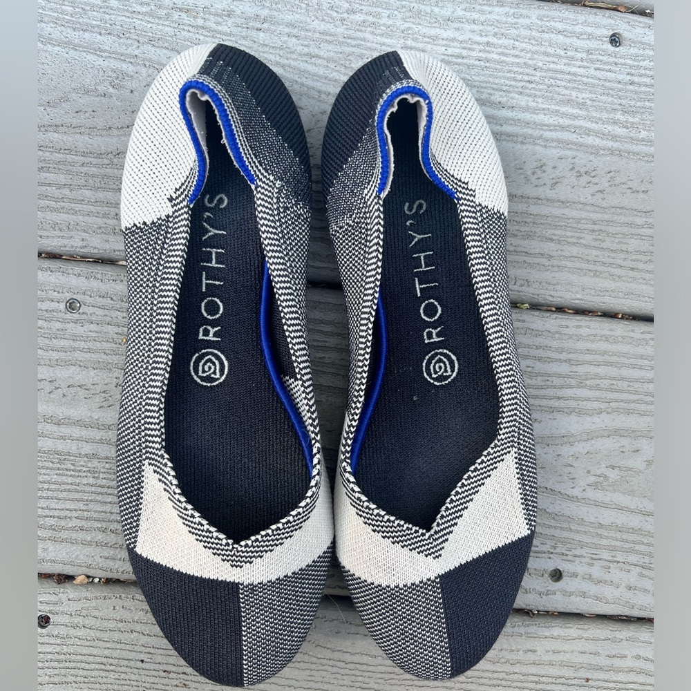 Black and white Rothy’s round toe flats